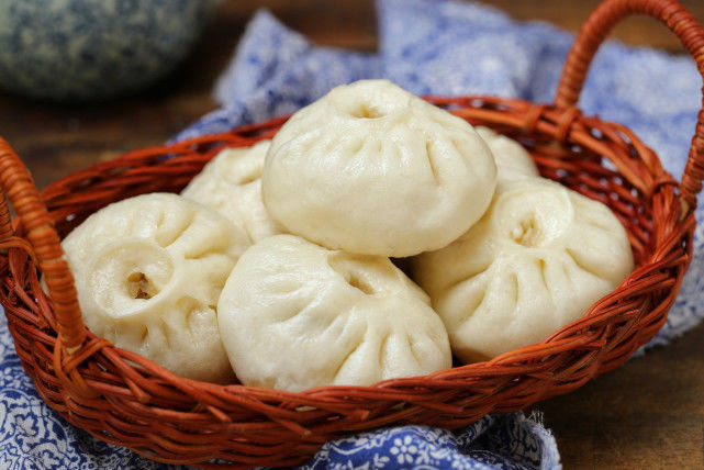 两锅|入冬后就馋酸菜馅的包子,皮薄馅大酸爽美味,一次蒸两锅都不够吃