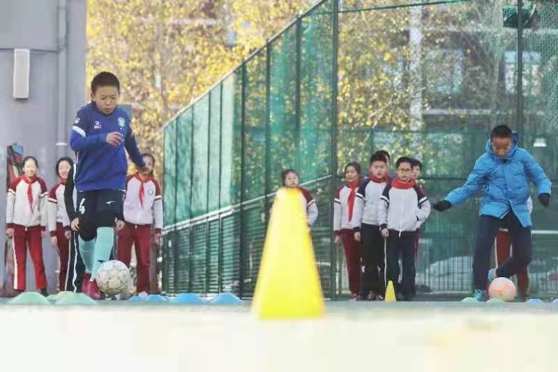 足球|重赛两次的师生足球赛教会学生“规则面前人人平等”