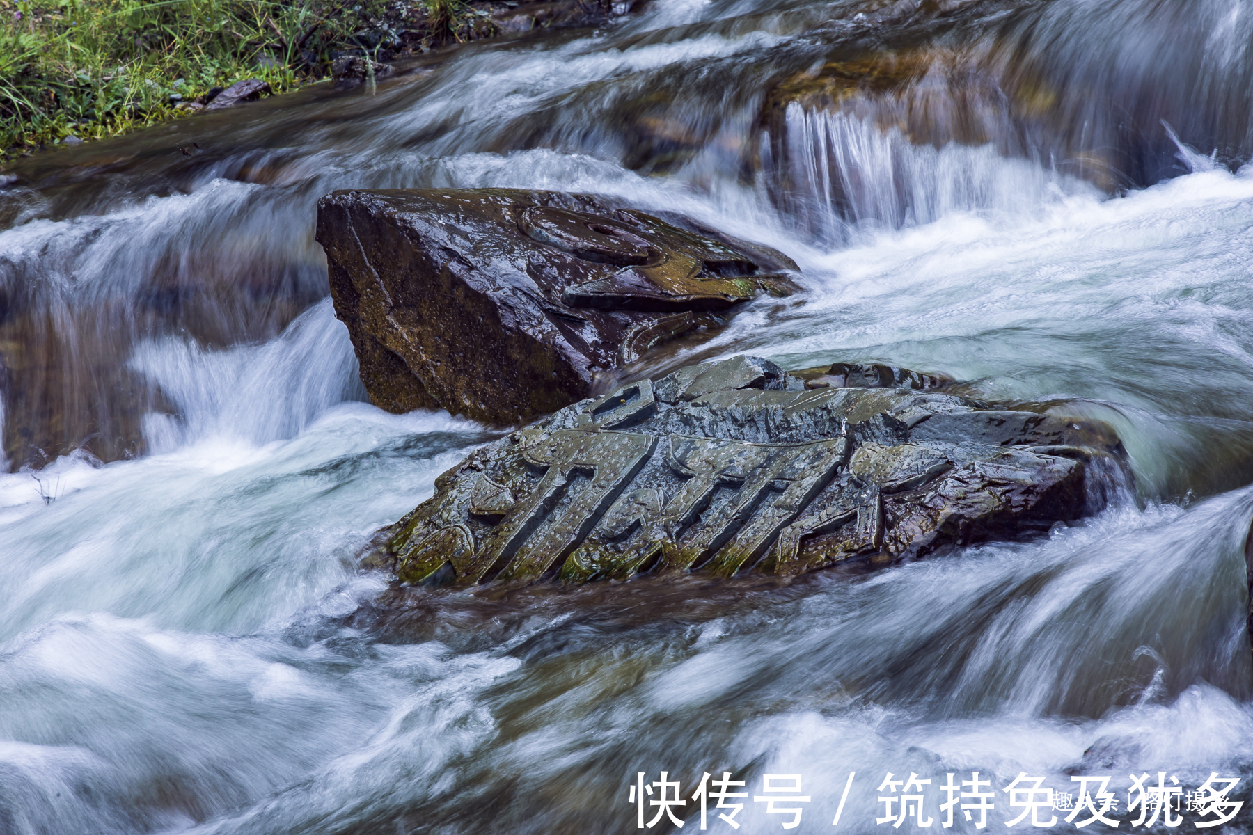 山洞|青海门源这条瀑布很神奇，从悬崖山洞流出，峭壁上达摩像若影若现