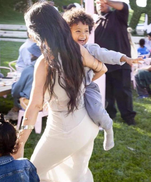 家务劳动|宝妈产后晒娃,完美身材比宝宝还抢镜,这身材我酸了