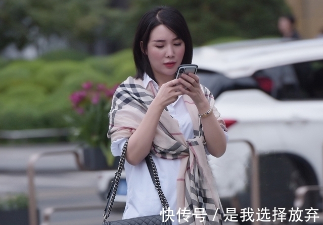 大长腿 衬衫连衣裙搭配格子披肩,轻松穿出高级感,流露出惊艳的美感