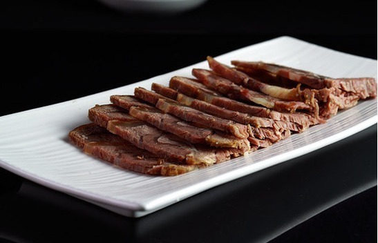 大厨教你在家做酱牛肉，简单易学，味道不比饭店差！一份根本不够