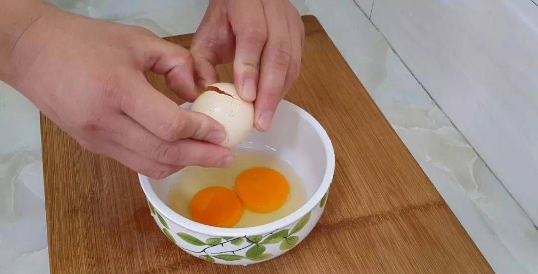 鸡蛋|吃早餐蛋糕的新方法,淋上蛋液,比手抓蛋糕简单,比鸡蛋灌饼好