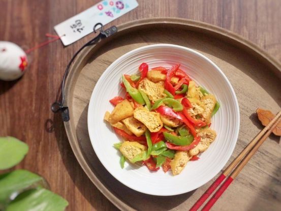 家常香辣芹菜豆腐菜，香辣开胃，营养美味，下饭还解馋