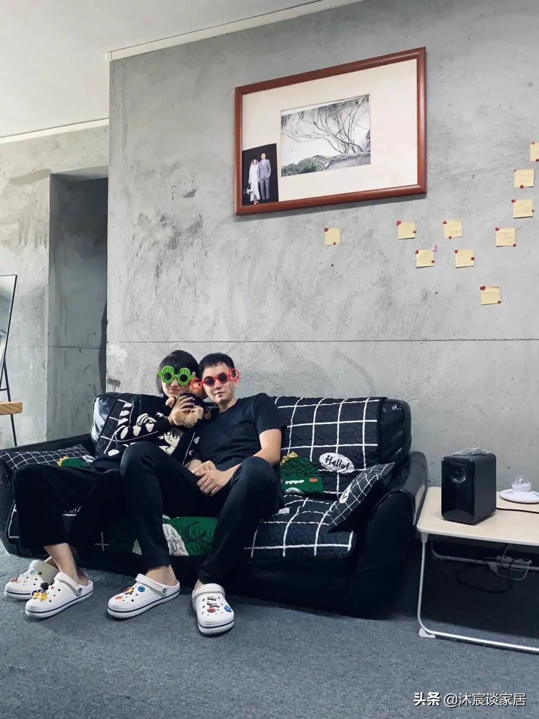 装修|住毛坯房是一种时尚？看完这对夫妻的家，原来不装修也是一种幸福