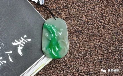 或透明如清水或醇厚如咖啡 不同翡翠透明度各有风姿