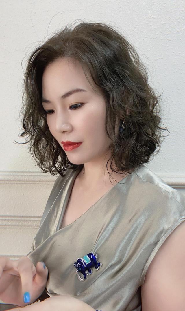 2020秋冬流行全头烫发型20款,蓬松保暖又洋气,你烫同款了吗