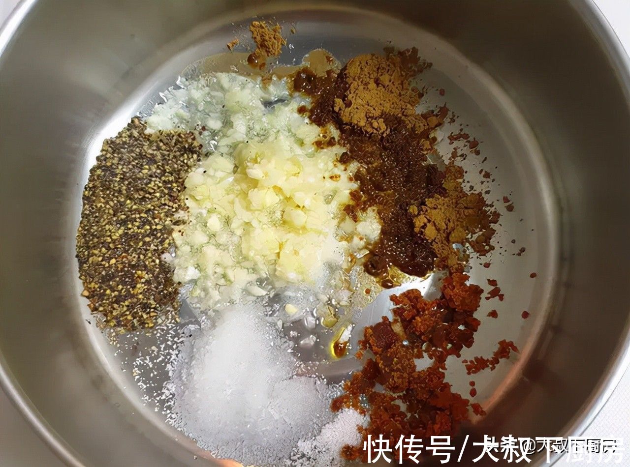 正宗客家美食,大叔教你十三香咸猪肉,酥脆味美,做法超简单