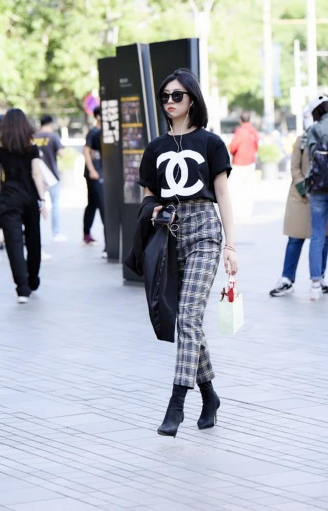 街拍:时髦气质的美女,格子裤搭配短袖,高贵中不失甜美的气息