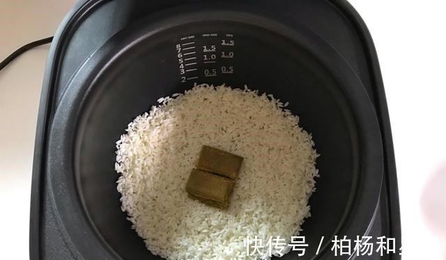 天冷了,我家常做这道懒人焖饭,不用开火,饭菜一锅出,简单好吃!