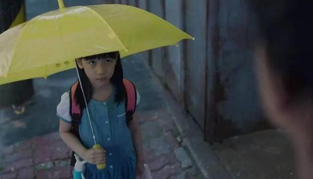 女儿|6岁女儿上完兴趣班后,回家画了几幅画,妈妈看完立刻报警