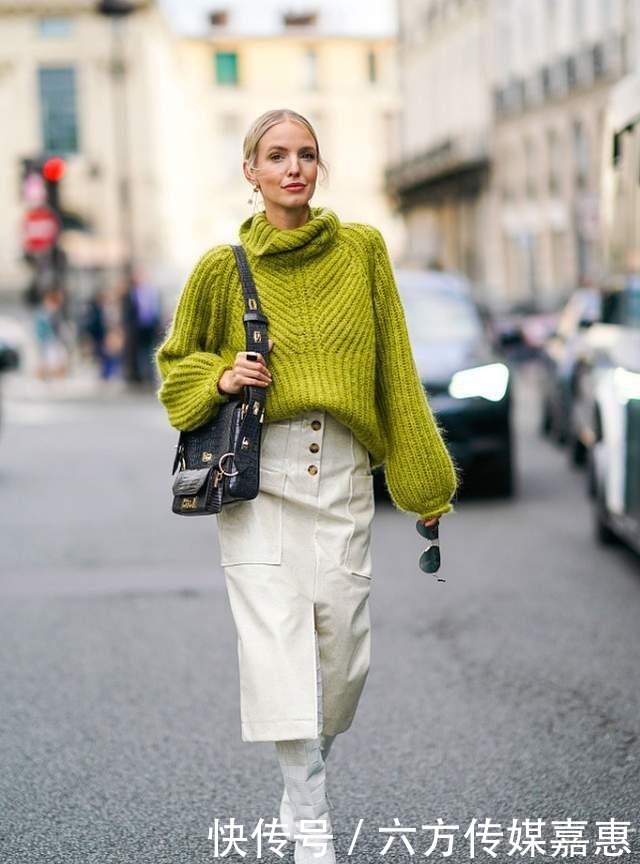 显瘦|最近火了一种显瘦的穿法,挑大一码的毛衣这么穿,藏肉还时尚
