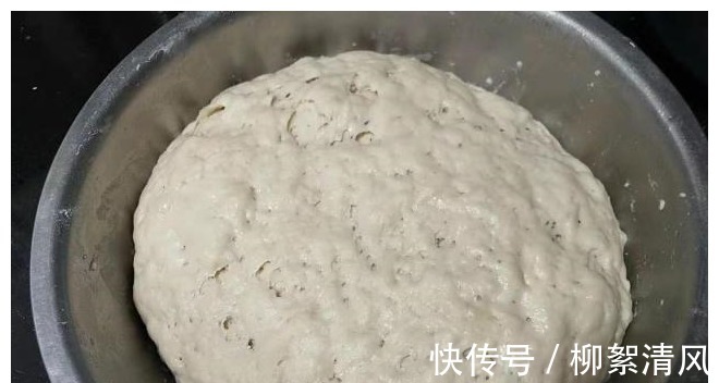 松软|表皮松软底部酥脆的水煎包，在家也能轻松做，老人孩子都爱吃！