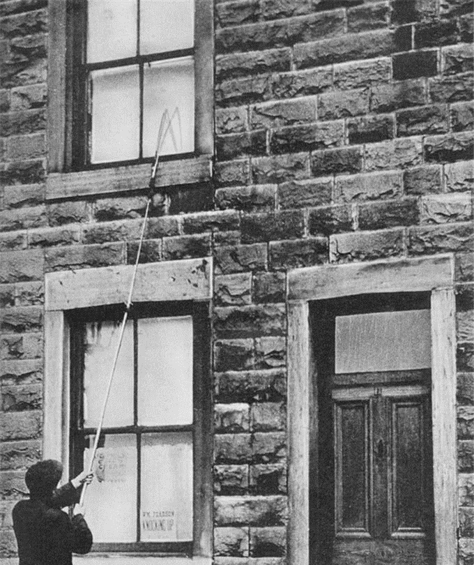 闹钟|上世纪初,闹钟还不普及,叫人起床是门生意