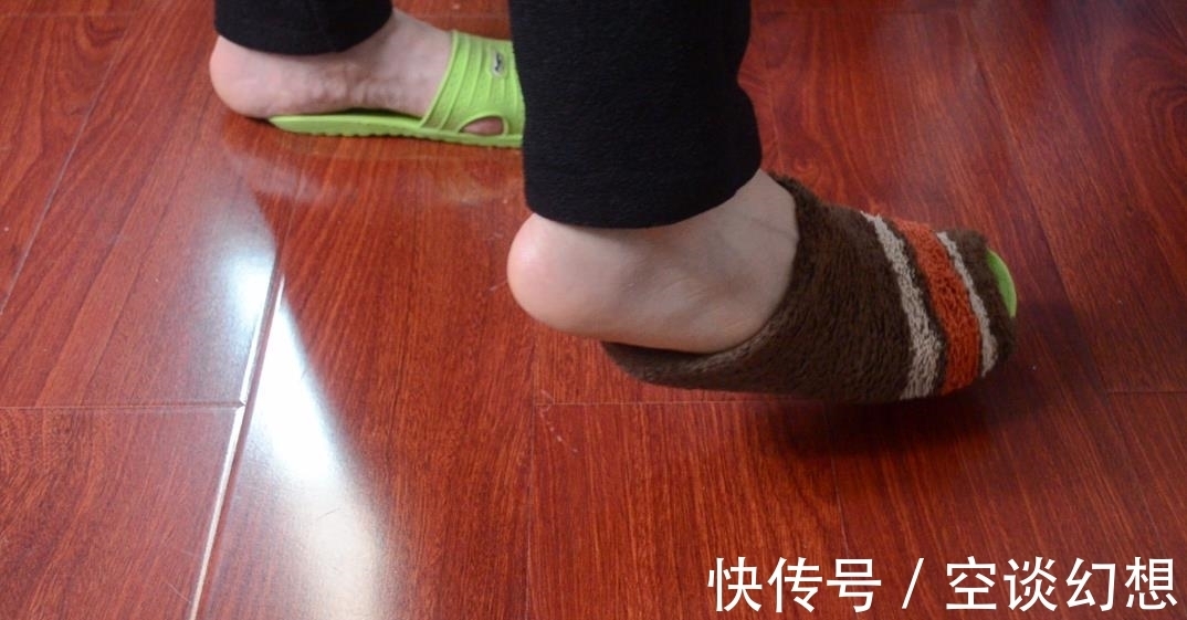 袜子有破洞别急着扔,把袜子套在拖鞋上有大作用,看完长见识了