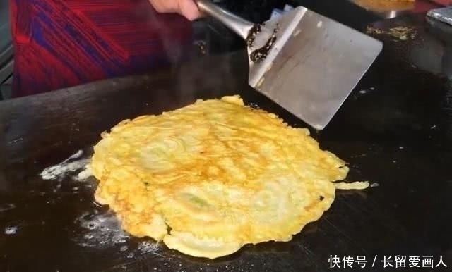 外酥|大妈街边卖“豪华煎饼”，外酥里嫩，料足味美，来吃的都是回头客