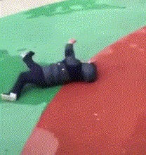 |搞笑GIF：穿成这样想给女友一个惊喜 没想到她给了我一个更大的惊喜