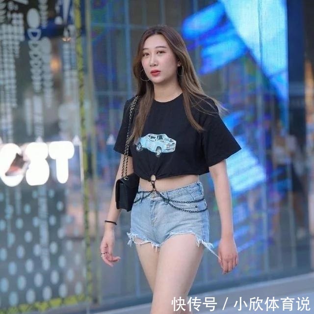 穿搭 黑T恤搭配牛仔短裤，即朝气又魅力，不愧为是“追潮”族！
