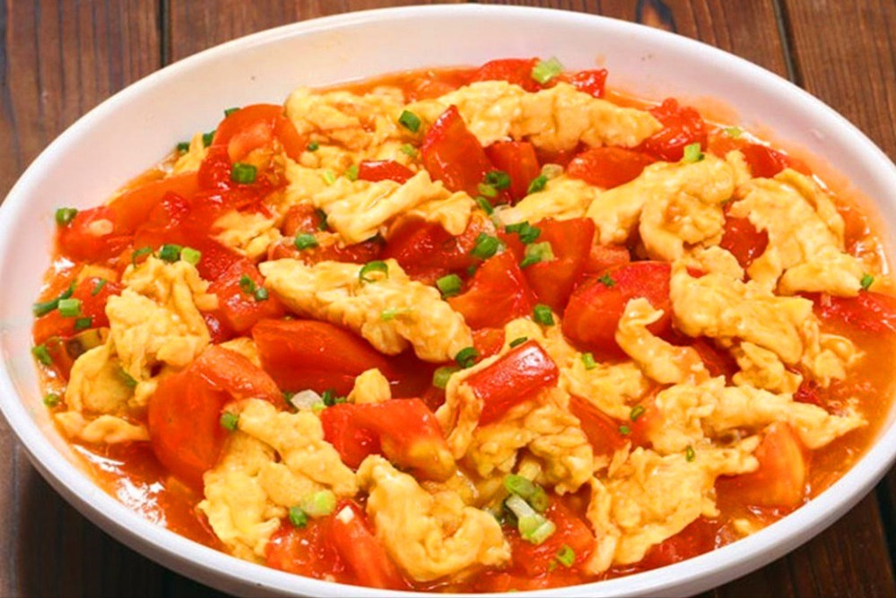 西红柿炒鸡蛋时，到底是先炒鸡蛋还是西红柿大厨教你正确的做法