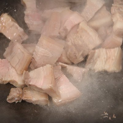  加上五花肉白辣椒一起炖