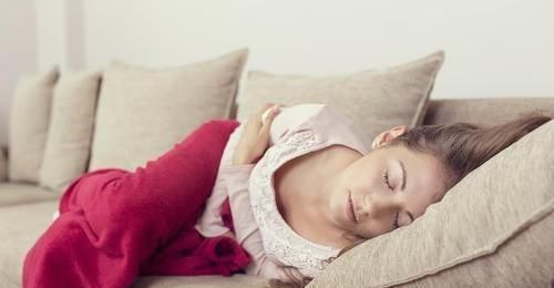 不管男女，每晚睡前用风油精涂抹肚脐，第2天好处会不请自来