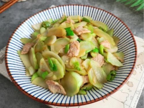 春季，遇见这菜别手软，简单炒一炒，营养互补，大人小孩都爱吃！