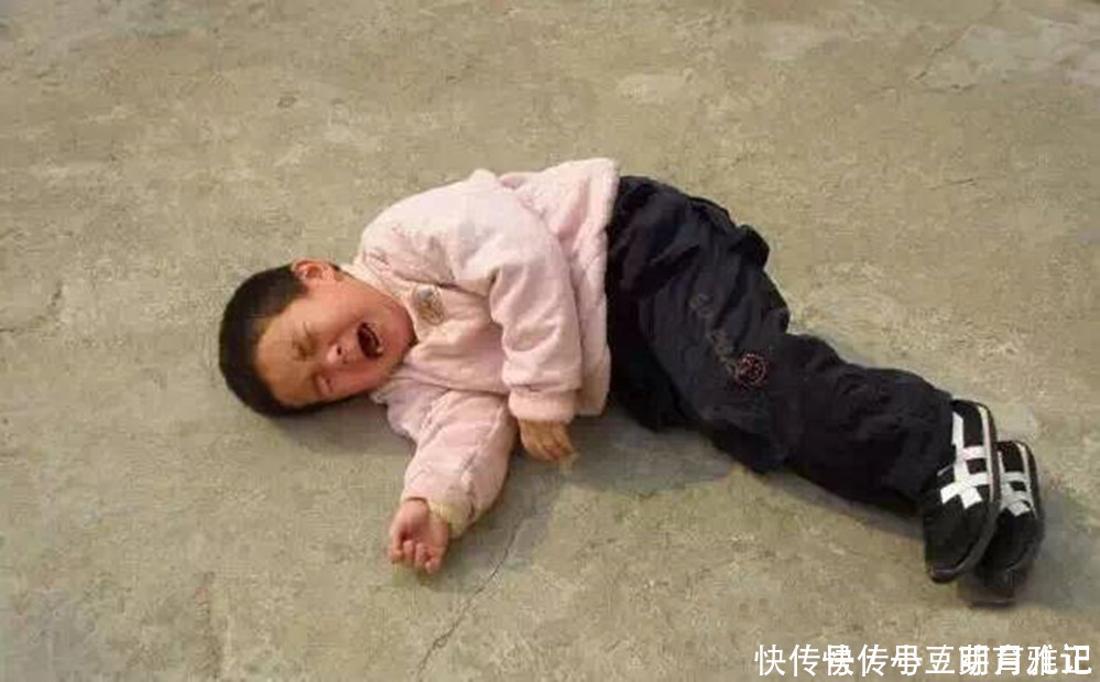 如松|母子当街上演“对抗赛”,男孩为要玩具满地打滚,一旁宝妈站如松