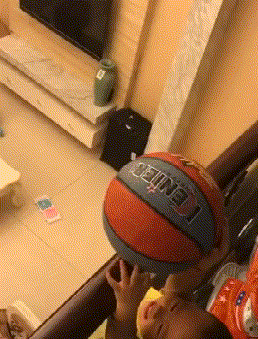 |搞笑GIF图:小姐姐的大长腿要逆天啊。