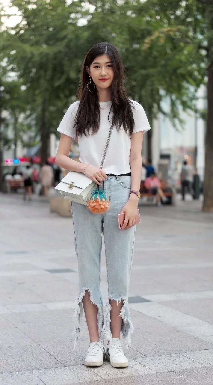 街拍:身姿很好看的美女,穿搭时尚,特别吸睛