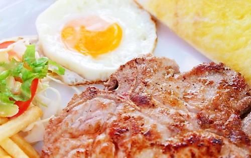 吃牛排时,为何旁边放一颗半熟鸡蛋?不懂赶紧看,免得以后闹笑话