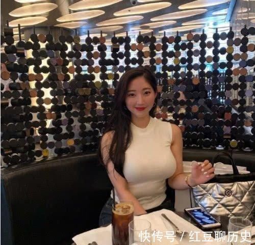 穿搭|微胖美女日常出街，“无袖”上衣原来这么好看