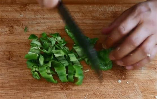 炒茄子怎么做好吃?教你一招,茄子不吸油,好吃又下饭,真香