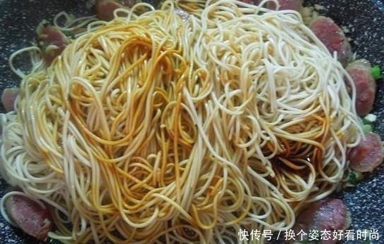食用油|想吃炒面别再买，掌握3个小窍门，面条不碎不粘锅，分分钟就学会
