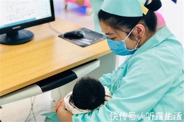 “爱笑新生儿”火了,对着医生眨眼笑,网友:快拍哭他