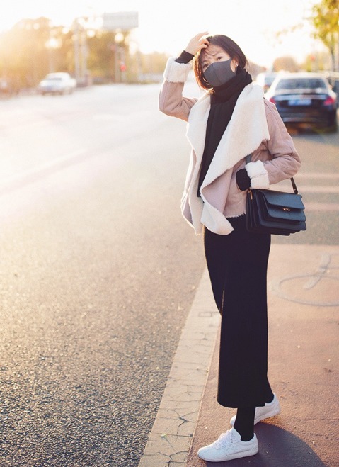 半身裙 又被“小黑裙”惊艳到,冬天这样搭美得优雅,提升气质又减龄!