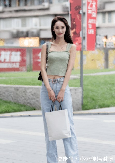 吊带|可爱小姐姐的穿搭秀,吊带+牛仔裤,甜美的笑容让人心醉