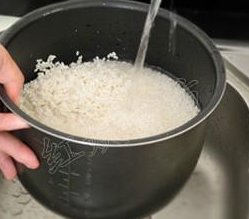 蒸米饭很硬很糙？外婆每次加上它，米饭又软又香，还不粘锅！