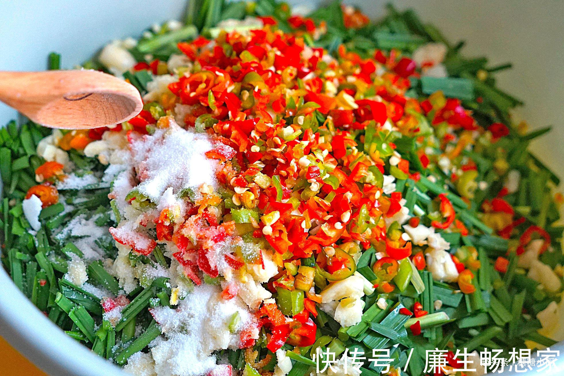 此菜一斤才2块钱,简单腌一腌,够吃大半个月,大鱼大肉都靠边站