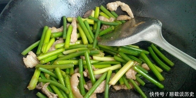 蒜苔|炒蒜苔时别直接下锅炒,多加1个步骤,不发黄翠绿更脆嫩