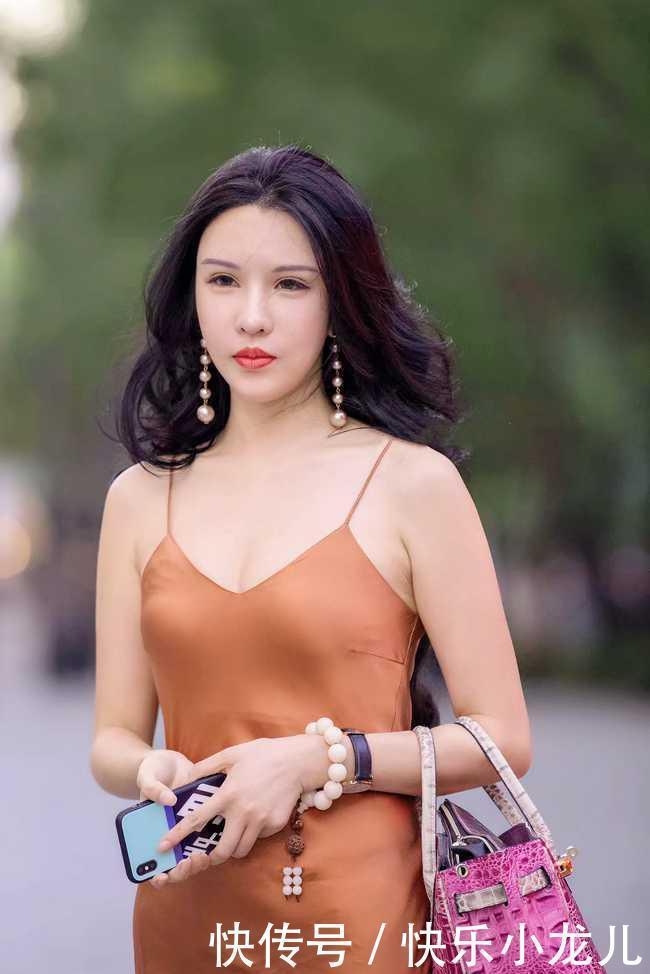 美女身穿金色晚制服出门,崇高气质填塞风韵