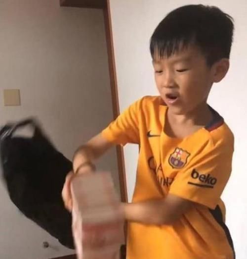 爸爸公司|爸爸公司破产,8岁儿子拿私房钱“江湖救急”,父母一看数额惊了