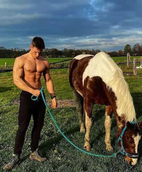 爆棚|即便练就一身肌肉,可就是喜欢秀麒麟臂,型男的男友力简直爆棚