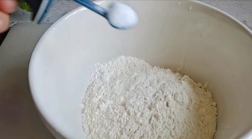  鱼头|秋冬这样吃，菜饭一锅出~鱼头泡饼