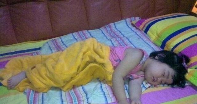 妈妈|萌娃半夜不睡被妈妈赶下床,宝爸幸灾乐祸躺沙发儿子,爸懂你