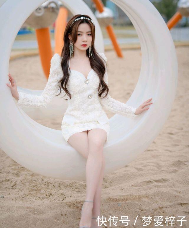 女生|陈卓璇好甜美,身穿白色连衣短裙配卷发造型,气质清新又不失俏皮