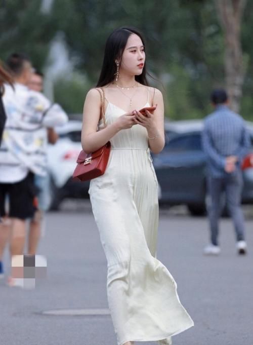 苗条|姑娘苗条的令人羡慕,穿长裙也能魅力四射