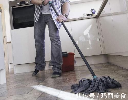 地板刚拖完又变脏？保洁阿姨都用这种方法拖地，干净又省力