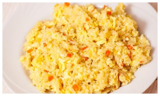 做蛋炒饭,不要先炒鸡蛋也不要先炒饭,跟我这样做,炒饭粒粒分明