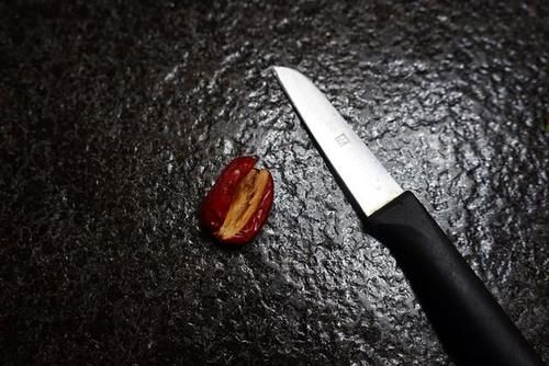  冬天多吃大枣，不用煲粥，加莲子蒸一蒸，好吃又营养