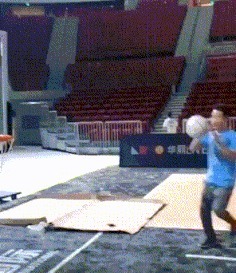 |搞笑GIF:今天给大家来个街头篮球, 是不是感觉很炫酷的样子?